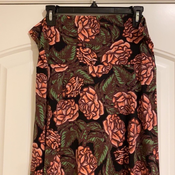 Maxi skirt with roses - Picture 2 of 6